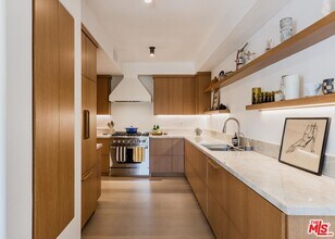 6435 Zumirez Dr in Malibu, CA - Building Photo - Building Photo