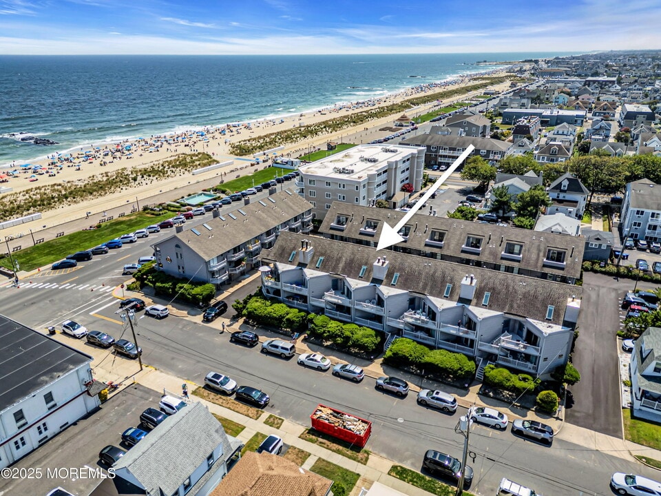 621 Ocean Ave N in Bradley Beach, NJ - Foto de edificio