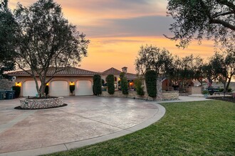 5260 San Jacinto Cir W in Fallbrook, CA - Foto de edificio - Building Photo