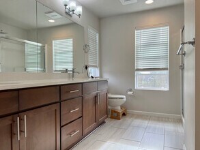 8230 S 132nd St in Seattle, WA - Foto de edificio - Building Photo