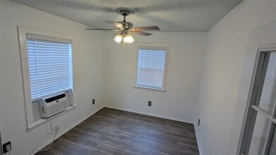4615 Woodside St in Houston, TX - Building Photo - Building Photo