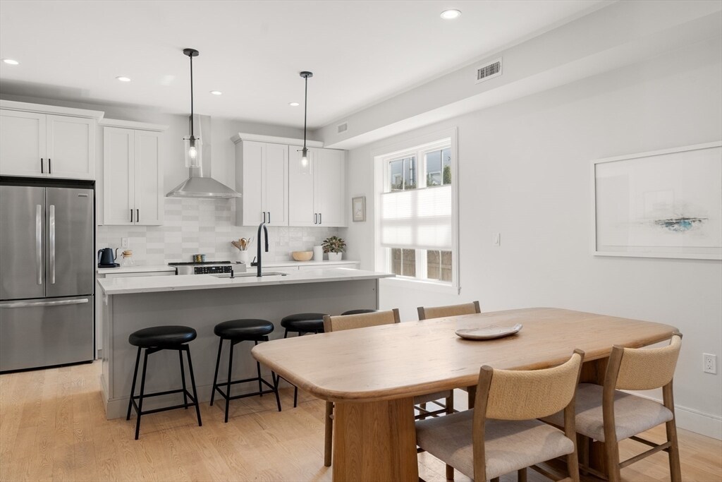 14 Ennis Rd in Boston, MA - Building Photo