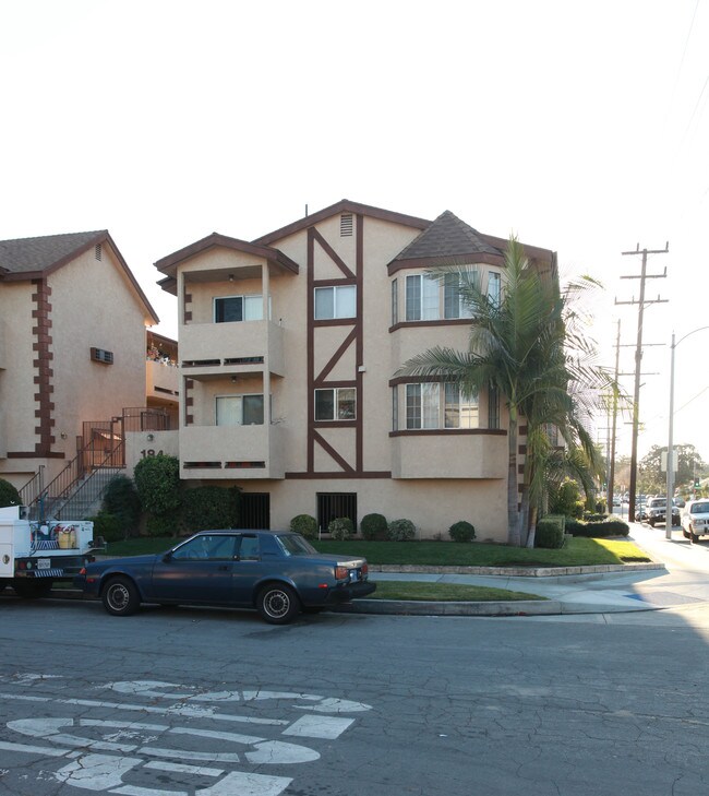 184 W Valencia Ave in Burbank, CA - Foto de edificio - Building Photo