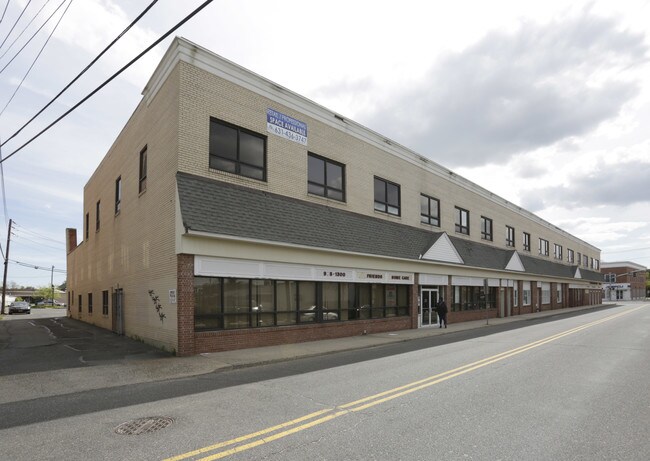 Bayshore Professional Plaza in Bay Shore, NY - Foto de edificio - Building Photo
