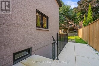 61 Crawford Rose Dr in Aurora, ON - Building Photo - Building Photo