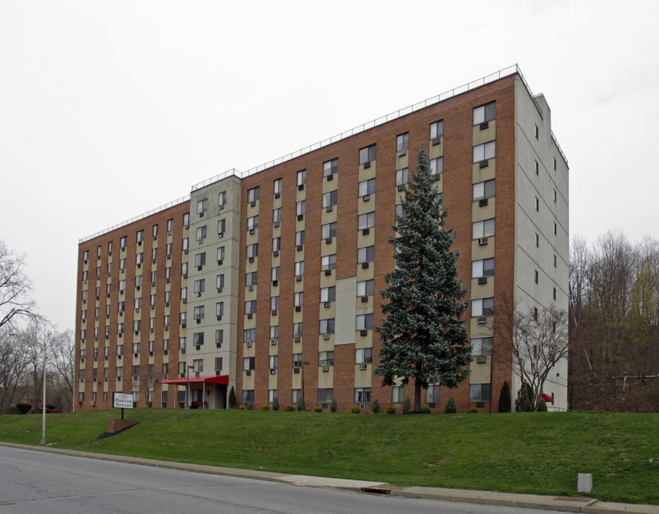 Burton Towers in Newburgh, NY - Foto de edificio