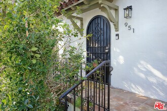 951 N Martel Ave in Los Angeles, CA - Building Photo - Building Photo