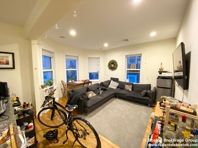 9 Oswald St, Unit 3 in Boston, MA - Foto de edificio - Building Photo