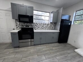 841 NW 116th Ter, Unit # 1 in Miami, FL - Foto de edificio - Building Photo