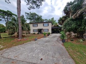 303 3rd St in Tybee Island, GA - Building Photo