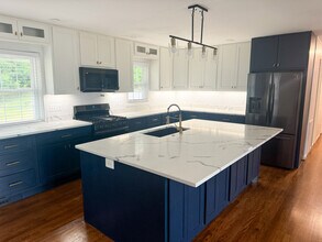 8320 Telegraph Rd in Lorton, VA - Foto de edificio - Building Photo