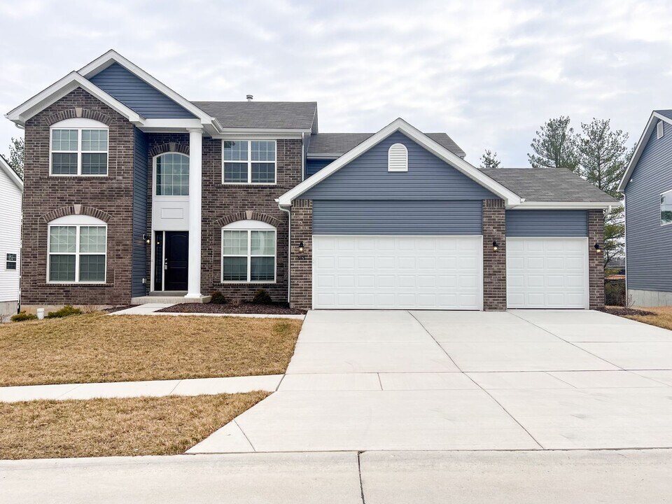 353 Juanita McKee Dr in Manchester, MO - Foto de edificio