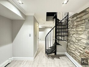 Mott Street in New York, NY - Foto de edificio - Building Photo