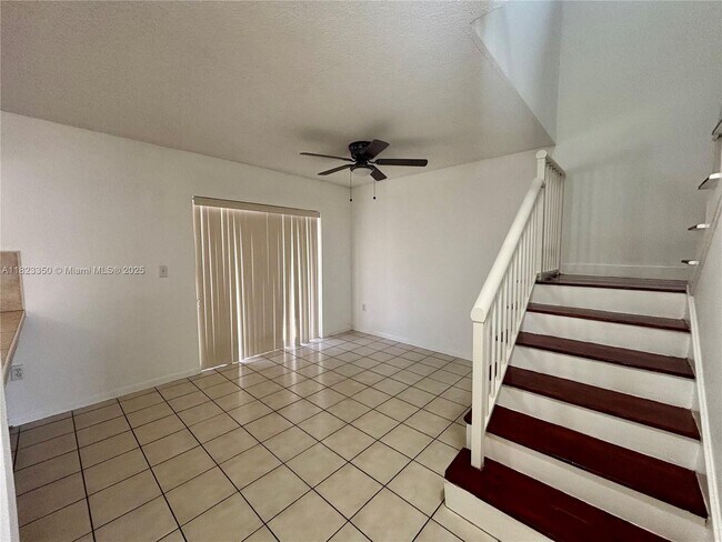 6246 SW 131st Pl in Miami, FL - Foto de edificio - Building Photo
