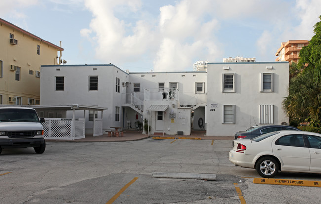 Whitehouse in Hollywood, FL - Building Photo - Building Photo