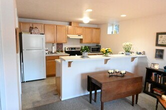 6246 NE Eagle Harbor Dr, Unit Apt. A in Bainbridge Island, WA - Building Photo - Building Photo