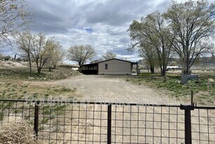 5296 Comanche in Elko, NV - Building Photo