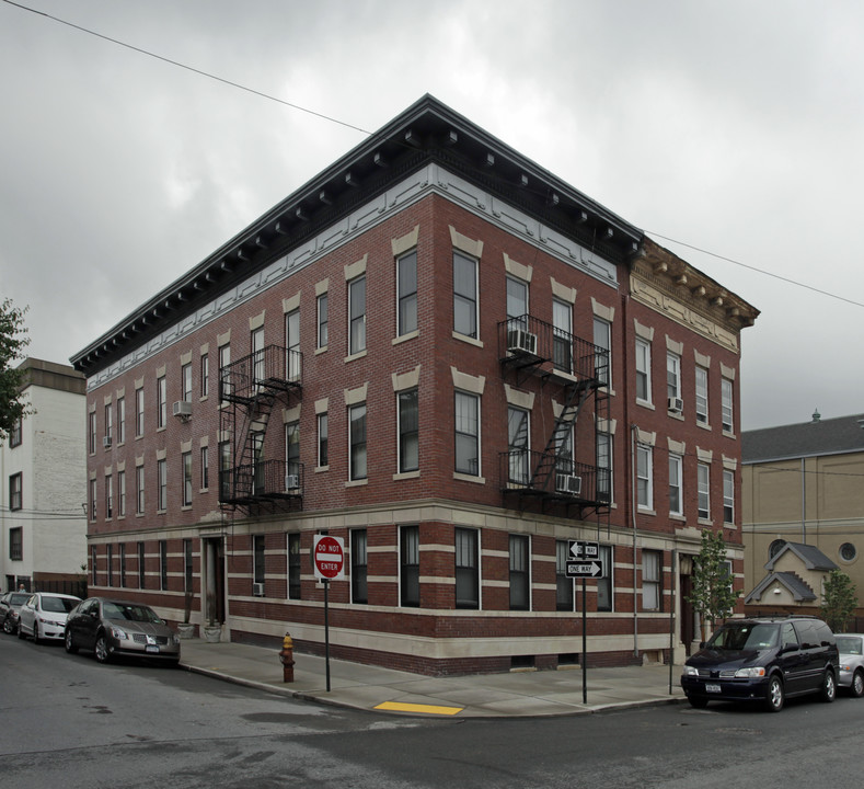 4398 Martha Ave in Yonkers, NY - Building Photo