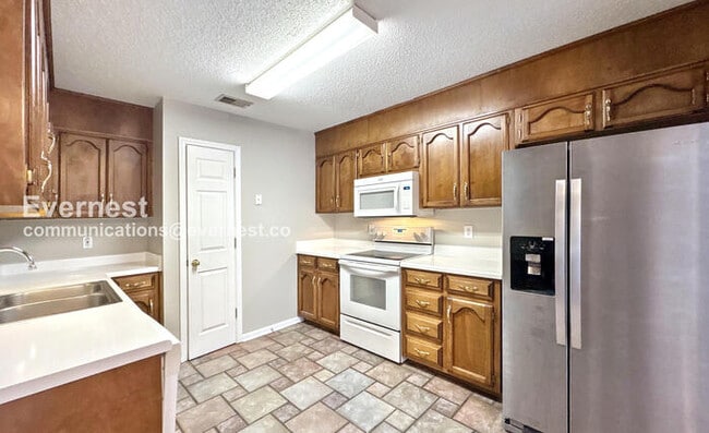 161 Lake Terrace in Alabaster, AL - Building Photo - Building Photo