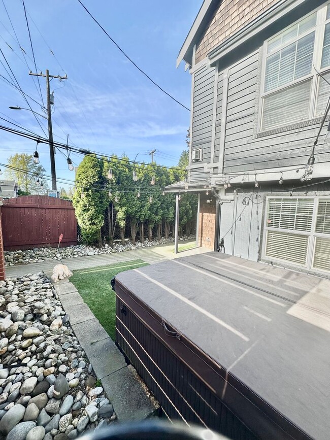7807 12th Ave NE in Seattle, WA - Building Photo - Building Photo