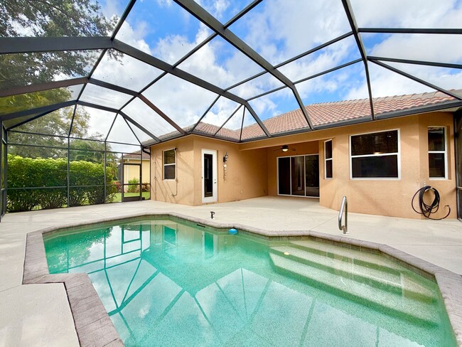 15409 Cortona Way in Naples, FL - Foto de edificio - Building Photo