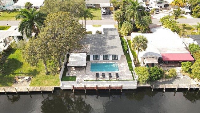 2442 Key Largo Ln in Fort Lauderdale, FL - Foto de edificio - Building Photo