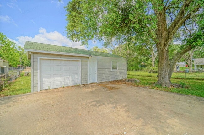 609 Lorrain St in Angleton, TX - Building Photo - Building Photo