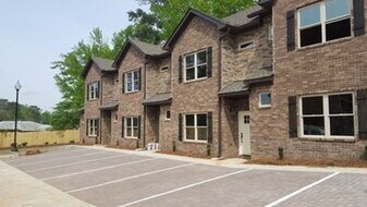 Heisman Villa Townhome in Auburn, AL - Building Photo