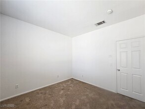 7423 Coyote Cave Ave in Las Vegas, NV - Building Photo - Building Photo