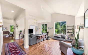 697 Chuckanut Dr N in Bellingham, WA - Foto de edificio - Building Photo