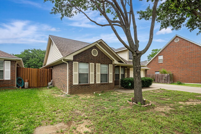 719 Peach St in Arlington, TX - Building Photo - Building Photo