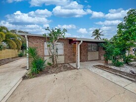 2680 Hinda Rd in West Palm Beach, FL - Building Photo