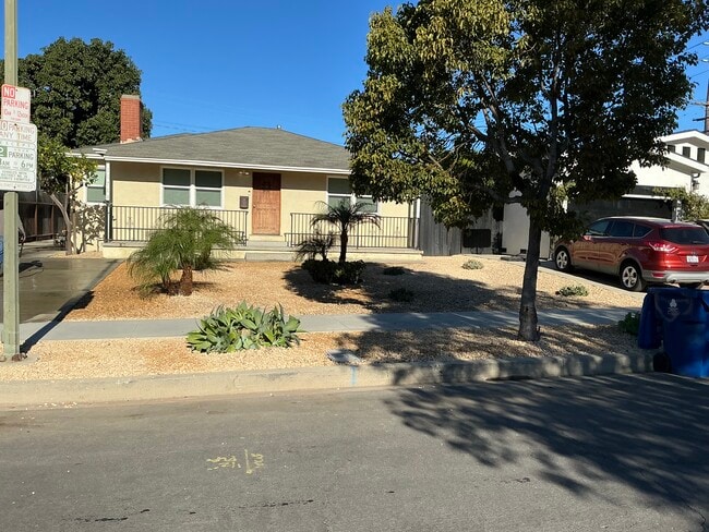 10713 Esther Ave in Los Angeles, CA - Foto de edificio - Building Photo