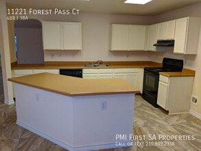 11221 Forest Pass Ct in Live Oak, TX - Building Photo - Building Photo
