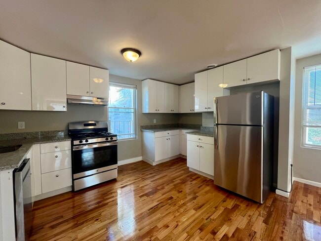 38 Forest St, Unit 2 in Boston, MA - Foto de edificio - Building Photo
