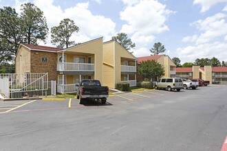 Huntington Hills Apartments in Longview, TX - Foto de edificio - Building Photo