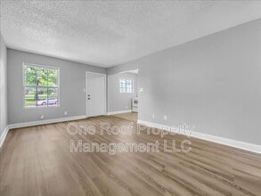 2002 Chateau Dr in Harrisonville, MO - Foto de edificio - Building Photo