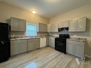 924 W College St in Springfield, MO - Building Photo - Building Photo