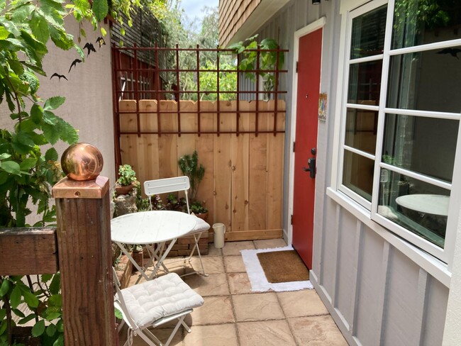 626 Bonair Way, Unit 626 Bonair Way studio in La Jolla, CA - Building Photo - Building Photo