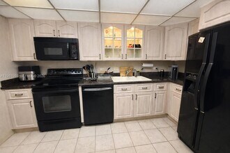 20505 E Country Club Dr, Unit 1037 in Aventura, FL - Building Photo - Building Photo