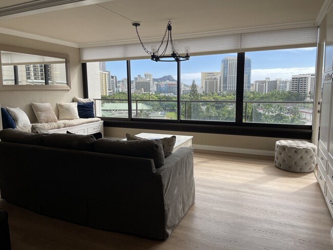 1910 Ala Moana Blvd, Unit 10B in Honolulu, HI - Foto de edificio - Building Photo