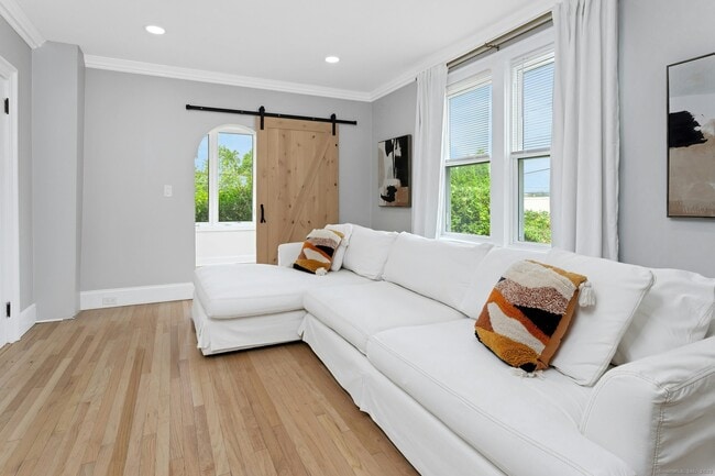 137 Rock Spring Rd in Stamford, CT - Building Photo - Building Photo