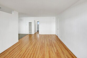 7566 Romaine St, Unit #4 in West Hollywood, CA - Foto de edificio - Building Photo