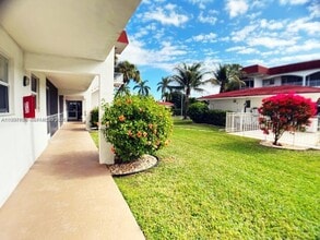 580 Egret Dr in Hallandale Beach, FL - Building Photo - Building Photo