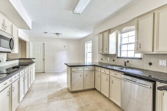 3839 Sun Valley Dr in Houston, TX - Foto de edificio - Building Photo