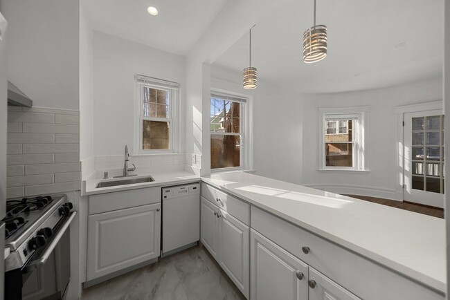 88 Naples Rd, Unit 2 in Brookline, MA - Foto de edificio - Building Photo