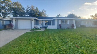 1811 Forest Dr in Oldsmar, FL - Building Photo
