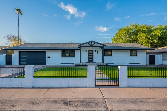 126 E Palmcroft Dr in Tempe, AZ - Foto de edificio - Building Photo