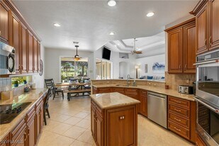 4923 Cerromar Dr in Naples, FL - Building Photo