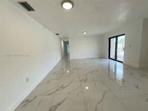 1150 SE 9th Ave in Hialeah, FL - Building Photo - Building Photo